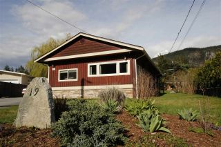 Photo 1: 19 BRACKEN Parkway in Squamish: Brackendale Manufactured Home for sale : MLS®# R2342599