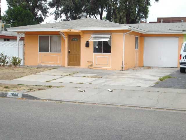 Main Photo: EAST ESCONDIDO House for sale : 2 bedrooms : 1608 Cherry Place in Escondido