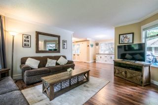 Photo 2: 11 9000 ASH GROVE Crescent in Burnaby: Forest Hills BN Townhouse for sale in "ASHBROOK PLACE" (Burnaby North)  : MLS®# R2401504