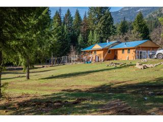Photo 12: 2621 HIGHWAY 3A in Castlegar: House for sale : MLS®# 2475835