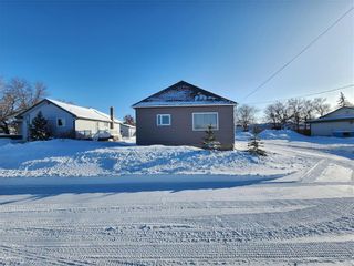 Photo 1: 19 RAILWAY Avenue in Brunkild: RM of MacDonald Residential for sale (R08)  : MLS®# 202228479