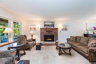 Photo 4: 711 Miller Ave in VICTORIA: SW Royal Oak House for sale (Saanich West)  : MLS®# 813746