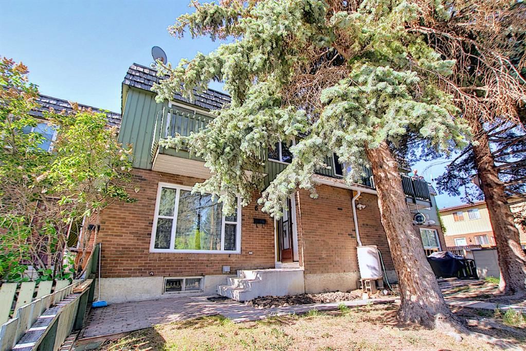 Main Photo: 6 124 Sabrina Way SW in Calgary: Southwood Row/Townhouse for sale : MLS®# A1121982