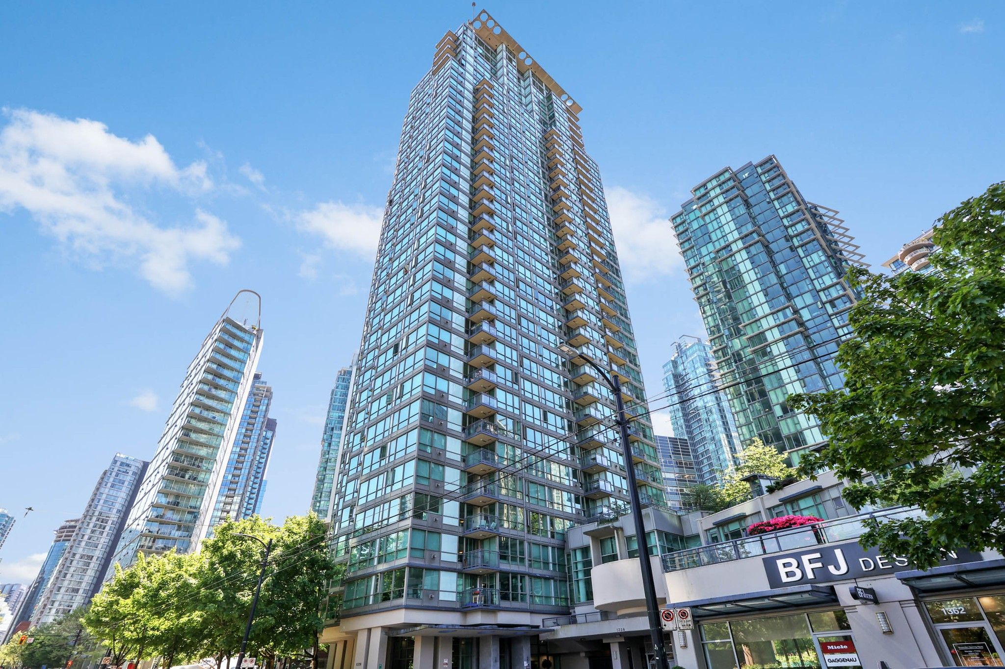 Main Photo: 802 1328 W PENDER Street in Vancouver: Coal Harbour Condo for sale in "CLASSICO" (Vancouver West)  : MLS®# R2778234