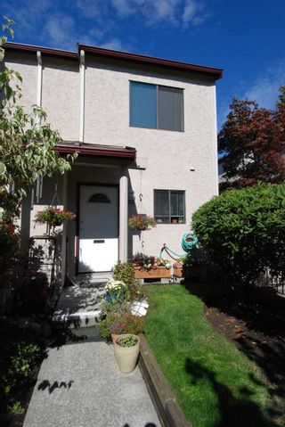 Photo 2: 13 230 W 14TH STREET in North Vancouver: Central Lonsdale Townhouse for sale : MLS®# R2110491