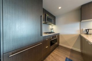 Photo 10: 305 112 E 13TH Street in North Vancouver: Central Lonsdale Condo for sale in "CENTREVIEW" : MLS®# R2535152