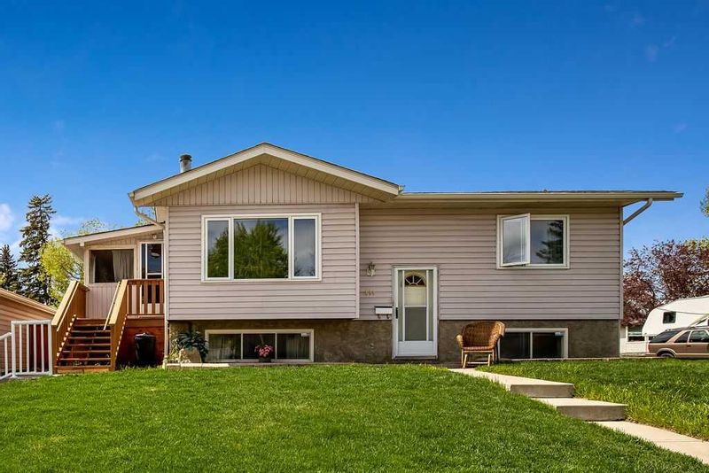 FEATURED LISTING: 411 Lynnover Way Southeast Calgary
