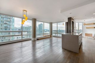 Photo 2: 2203 1201 MARINASIDE Crescent in Vancouver: Yaletown Condo for sale in "PENINSULA" (Vancouver West)  : MLS®# R2872096