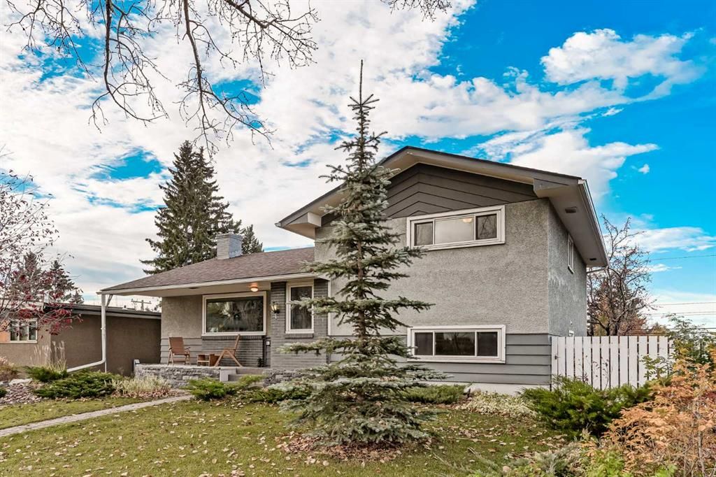Main Photo: 4519 Charleswood Drive NW in Calgary: Charleswood Detached for sale : MLS®# A2096043