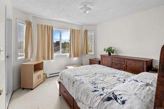 Photo 12: 2581 Cook St in Victoria: Vi Oaklands Half Duplex for sale : MLS®# 930938