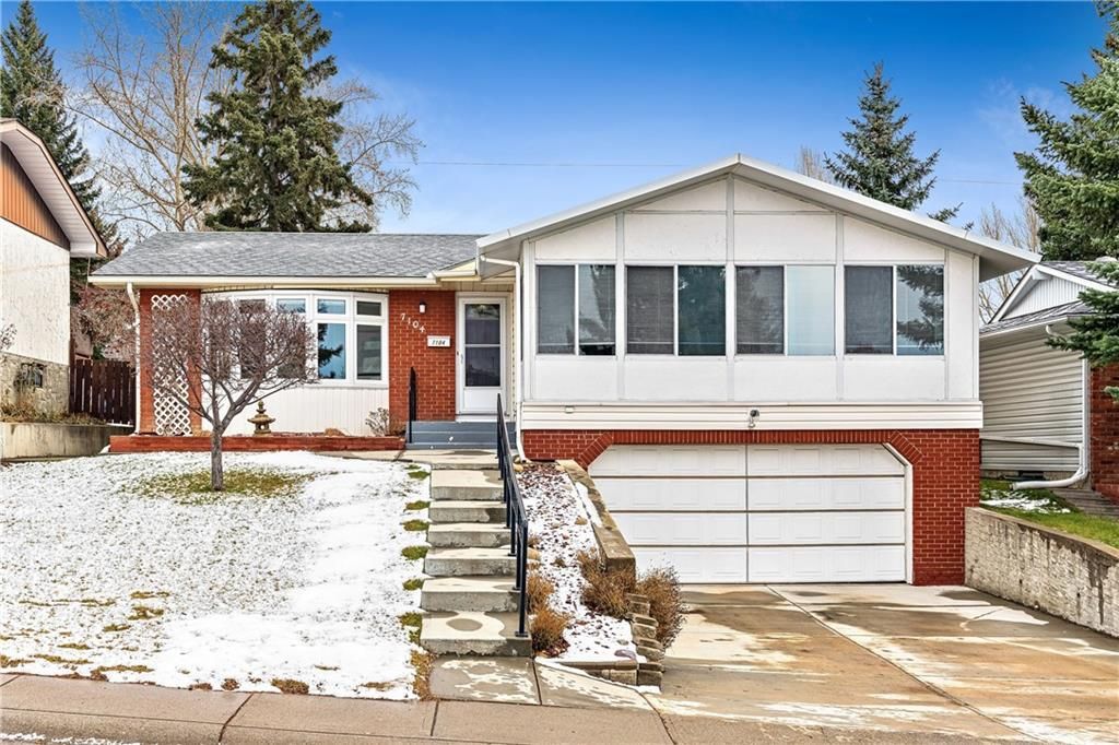 Main Photo: 7104 SILVERVIEW Road NW in Calgary: Silver Springs Detached for sale : MLS®# C4275510