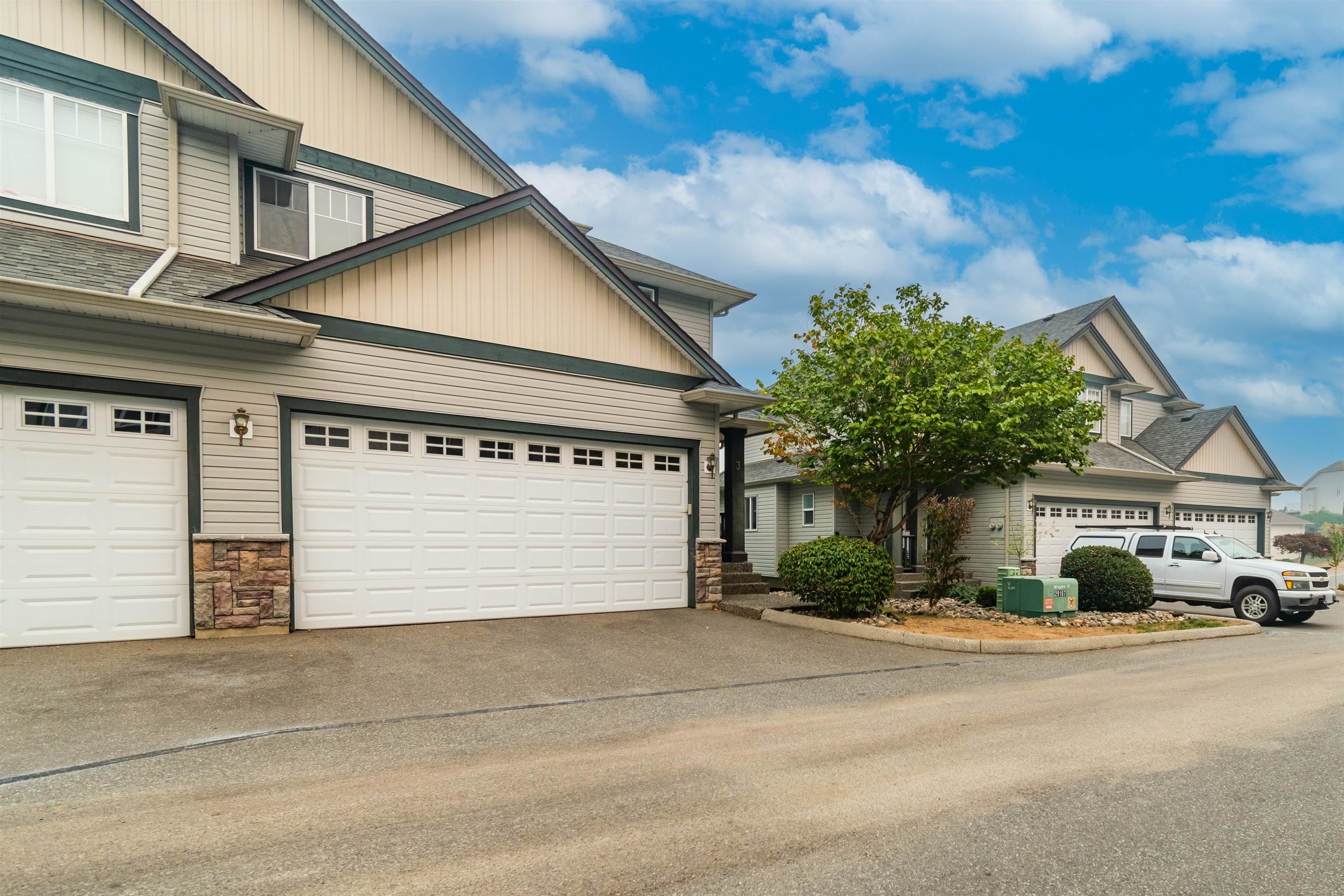 Main Photo: 3 46330 VALLEYVIEW Road in Sardis: Promontory Townhouse for sale in "BROOKSIDE ON PROMONTORY" : MLS®# R2775041
