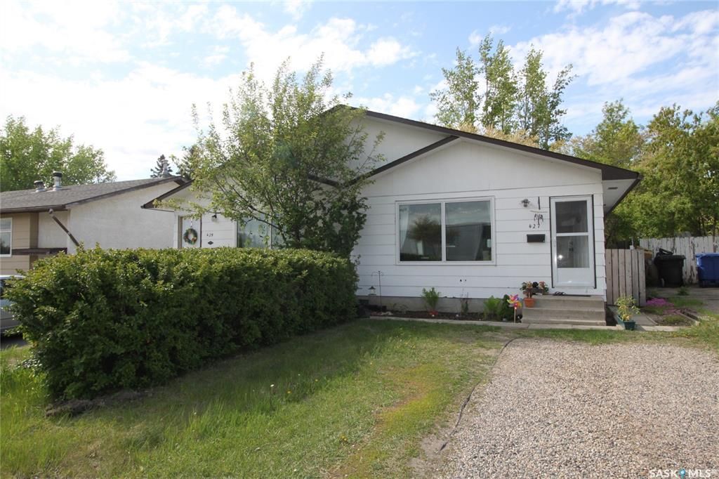 Main Photo: 427 429 Redberry Road in Saskatoon: Lawson Heights Residential for sale : MLS®# SK898385