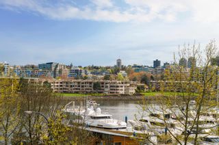 Photo 1: 3F 1067 MARINASIDE Crescent in Vancouver: Yaletown Townhouse for sale in "Quaywest" (Vancouver West)  : MLS®# R2682507