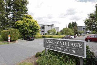 Photo 1: 4 5700 200 Street in Langley: Langley City Condo for sale in "LANGLEY VILLAGE" : MLS®# R2416368