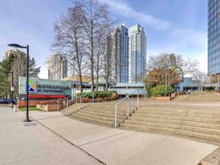 Photo 9: 7092 GRAY Avenue in Burnaby: Metrotown House for sale (Burnaby South)  : MLS®# R2345707