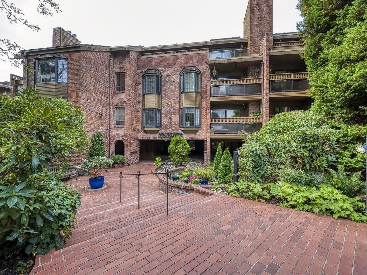 Main Photo: 208 2320 W 40TH Avenue in Vancouver: Kerrisdale Condo for sale in "MANOR GARDENS" (Vancouver West)  : MLS®# R2729245