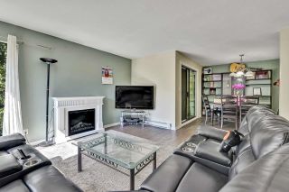 Photo 2: 10524 HOLLY PARK Lane in Surrey: Guildford Townhouse for sale in "Holly Park Lane" (North Surrey)  : MLS®# R2615553