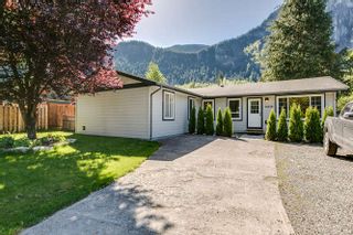 Photo 1: 38028 GUILFORD Drive in Squamish: Valleycliffe House for sale in "Valleycliffe" : MLS®# R2086222
