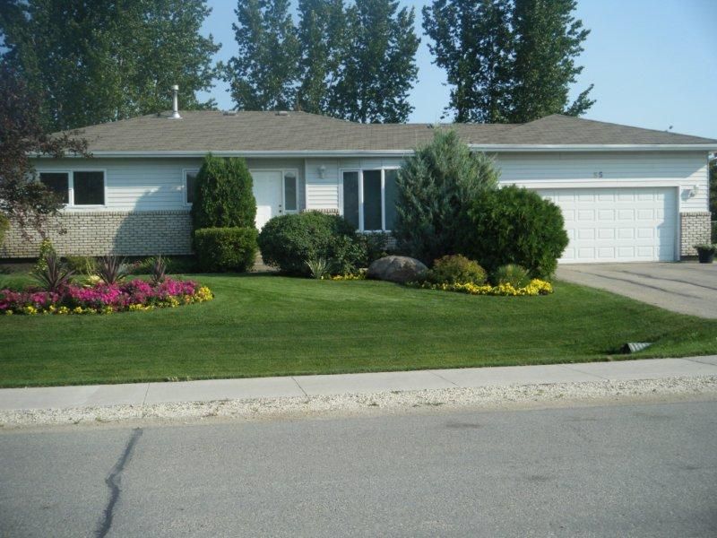  This original owner 1300 sq ft bungalow home is situated in the heart of Oakbank & provides plenty of room to live & relax. 