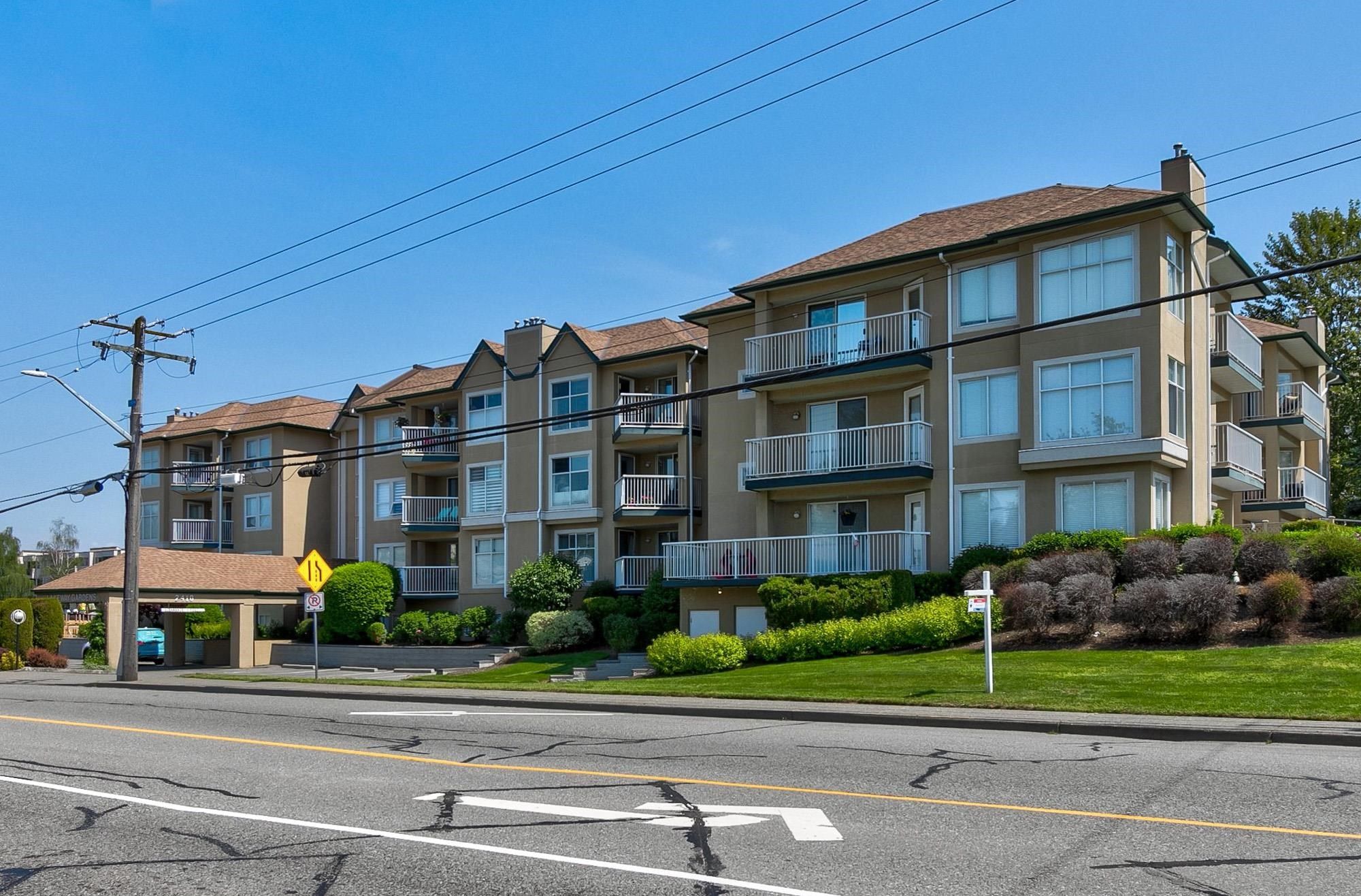 Main Photo: 303 2410 EMERSON Street in Abbotsford: Abbotsford West Condo for sale in "Lakeway Gardens" : MLS®# R2781237