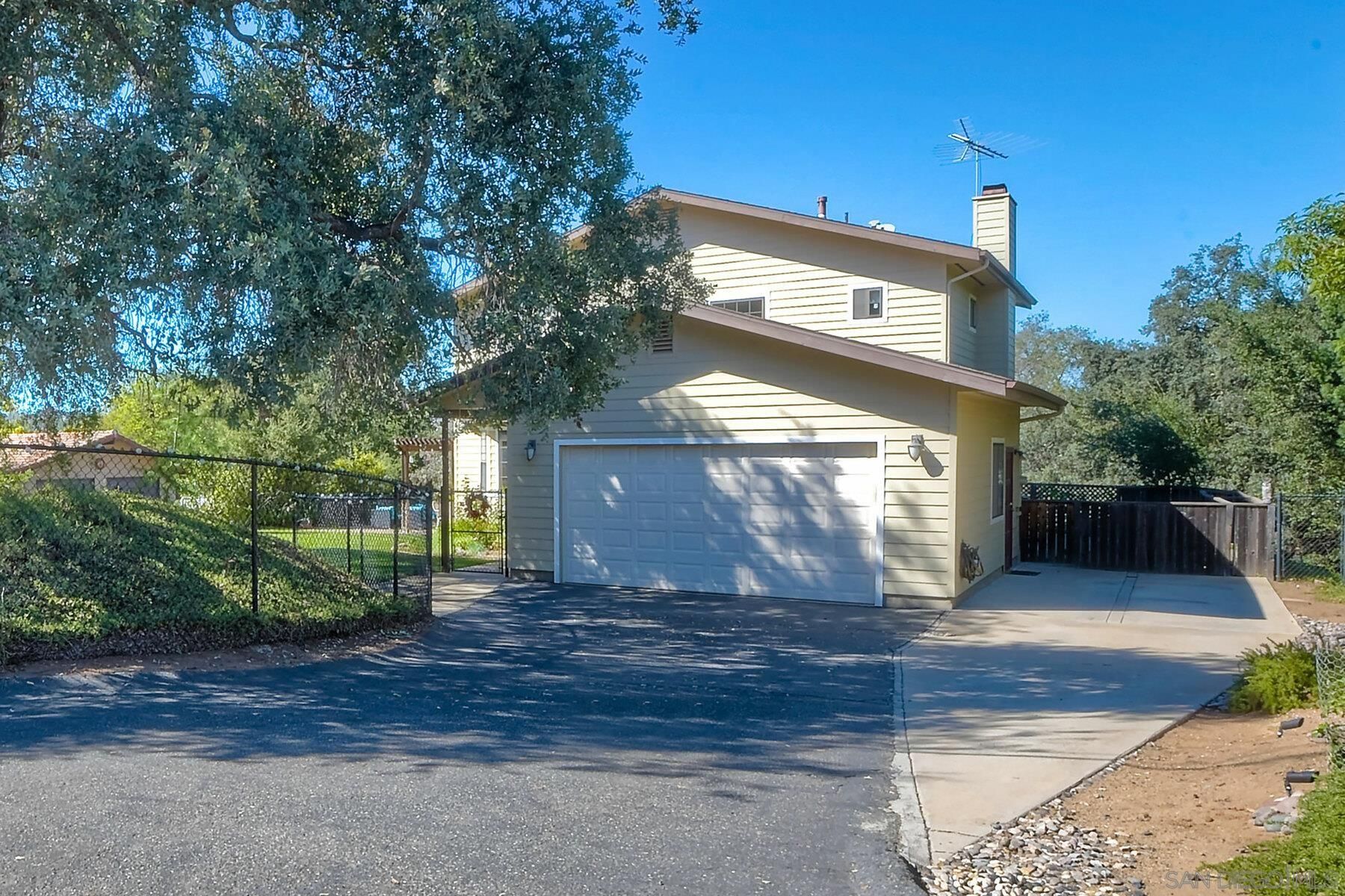 Main Photo: House for sale : 3 bedrooms : 10452 Burned Oak in Escondido
