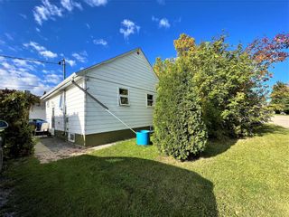 Photo 2: 135 7th Avenue Southeast in Dauphin: R30 Residential for sale (R30 - Dauphin and Area)  : MLS®# 202223780