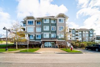 Photo 4: 317 16398 64 Avenue in Surrey: Cloverdale BC Condo for sale in "THE RIDGE AT BOSE FARMS" (Cloverdale)  : MLS®# R2635151