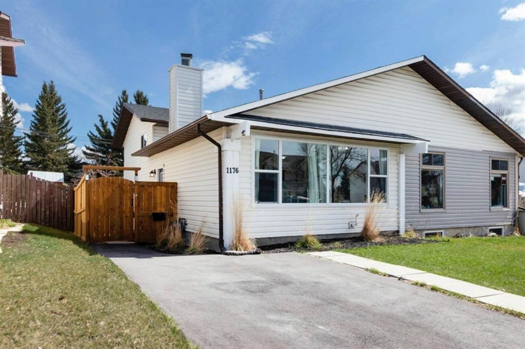 Main Photo: 1176 Ranchlands Boulevard NW in Calgary: Ranchlands Semi Detached for sale : MLS®# A1210891
