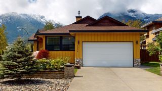Main Photo: 1024 WENDA Place in Squamish: Tantalus House for sale : MLS®# R2877412