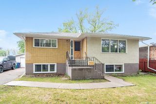 Photo 1: 325 Ottawa Avenue South in Saskatoon: Meadowgreen Residential for sale : MLS®# SK930346