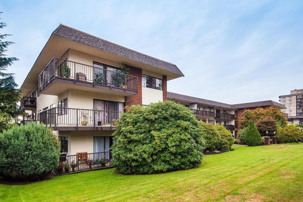 Main Photo: 303 155 E 5TH Street in North Vancouver: Lower Lonsdale Condo for sale in "WINCHESTER ESTATES" : MLS®# R2024794