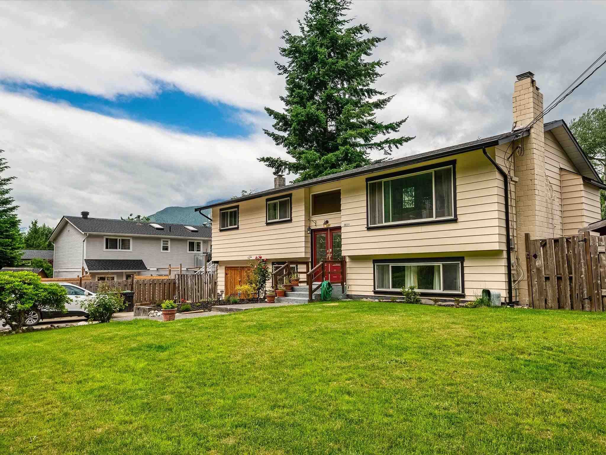 Main Photo: 38221 GUILFORD Drive in Squamish: Valleycliffe House for sale in "Valleycliffe" : MLS®# R2595387