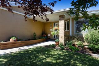 Photo 2: 136 Strathaven Circle SW in Calgary: Strathcona Park Semi Detached for sale : MLS®# A1246386
