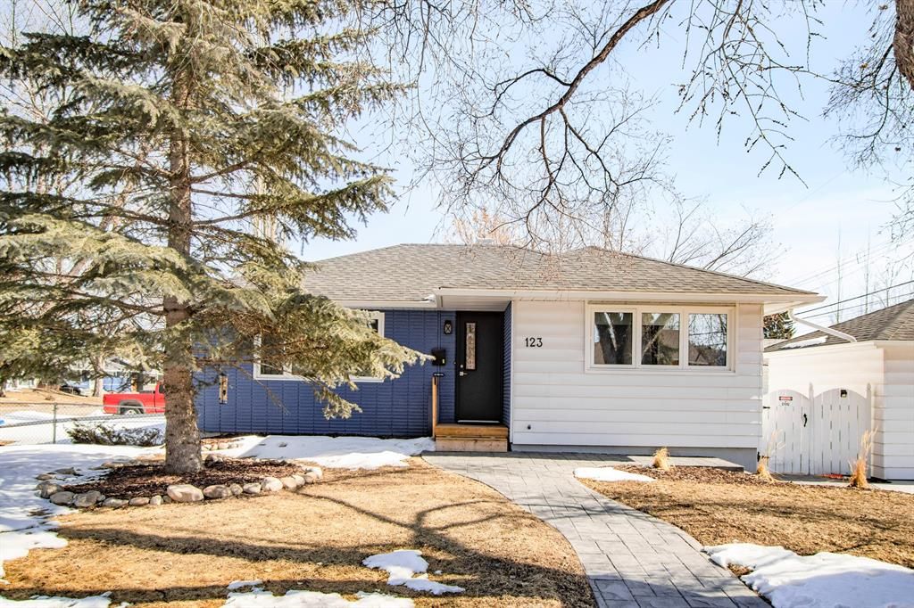 Main Photo: 123 Warwick Drive SW in Calgary: Westgate Detached for sale : MLS®# A2036084