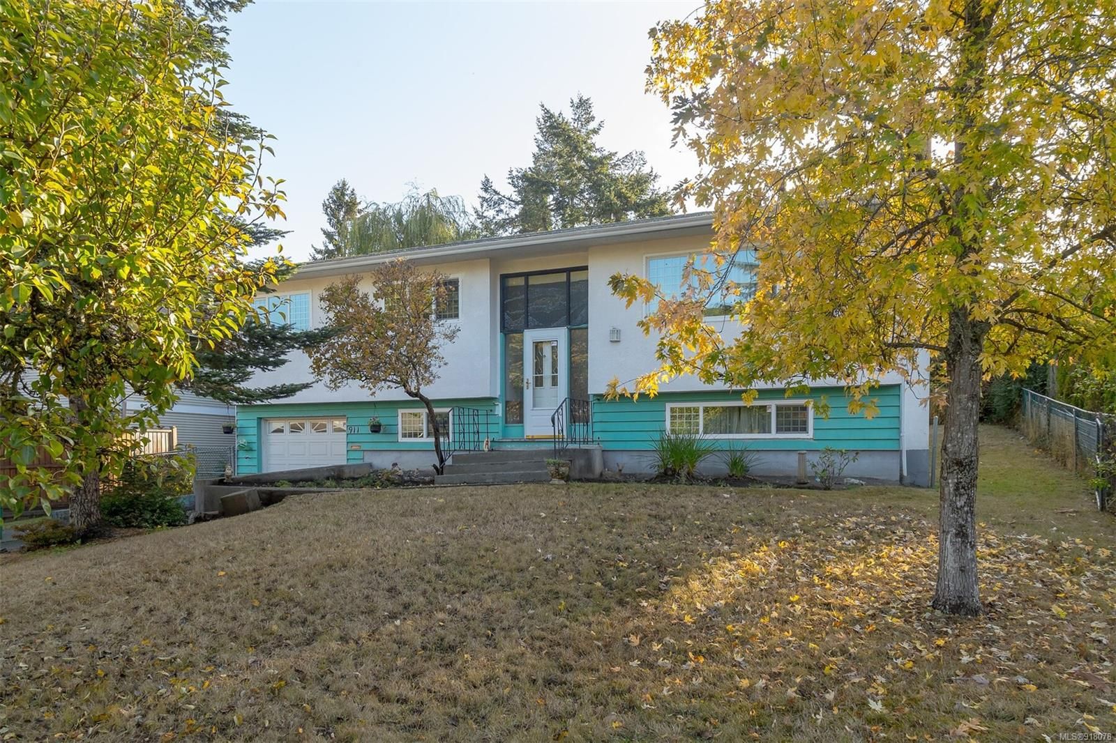Main Photo: 911 Violet Ave in Saanich: SW Marigold House for sale (Saanich West)  : MLS®# 918078