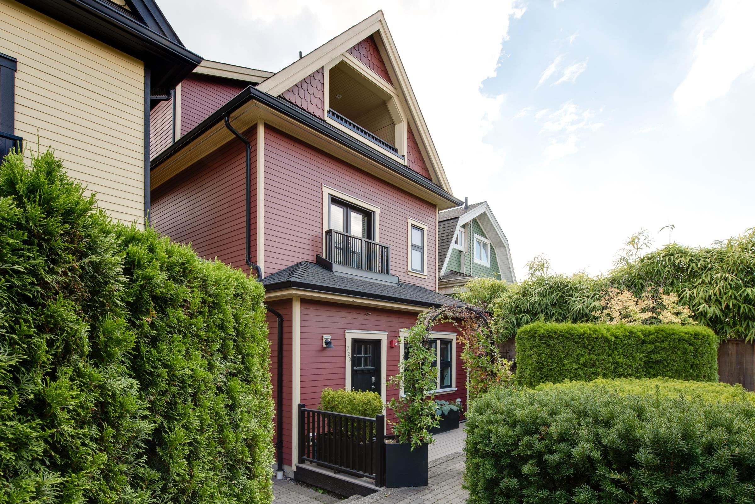 Main Photo: 723 UNION Street in Vancouver: Strathcona Townhouse for sale (Vancouver East)  : MLS®# R2817210