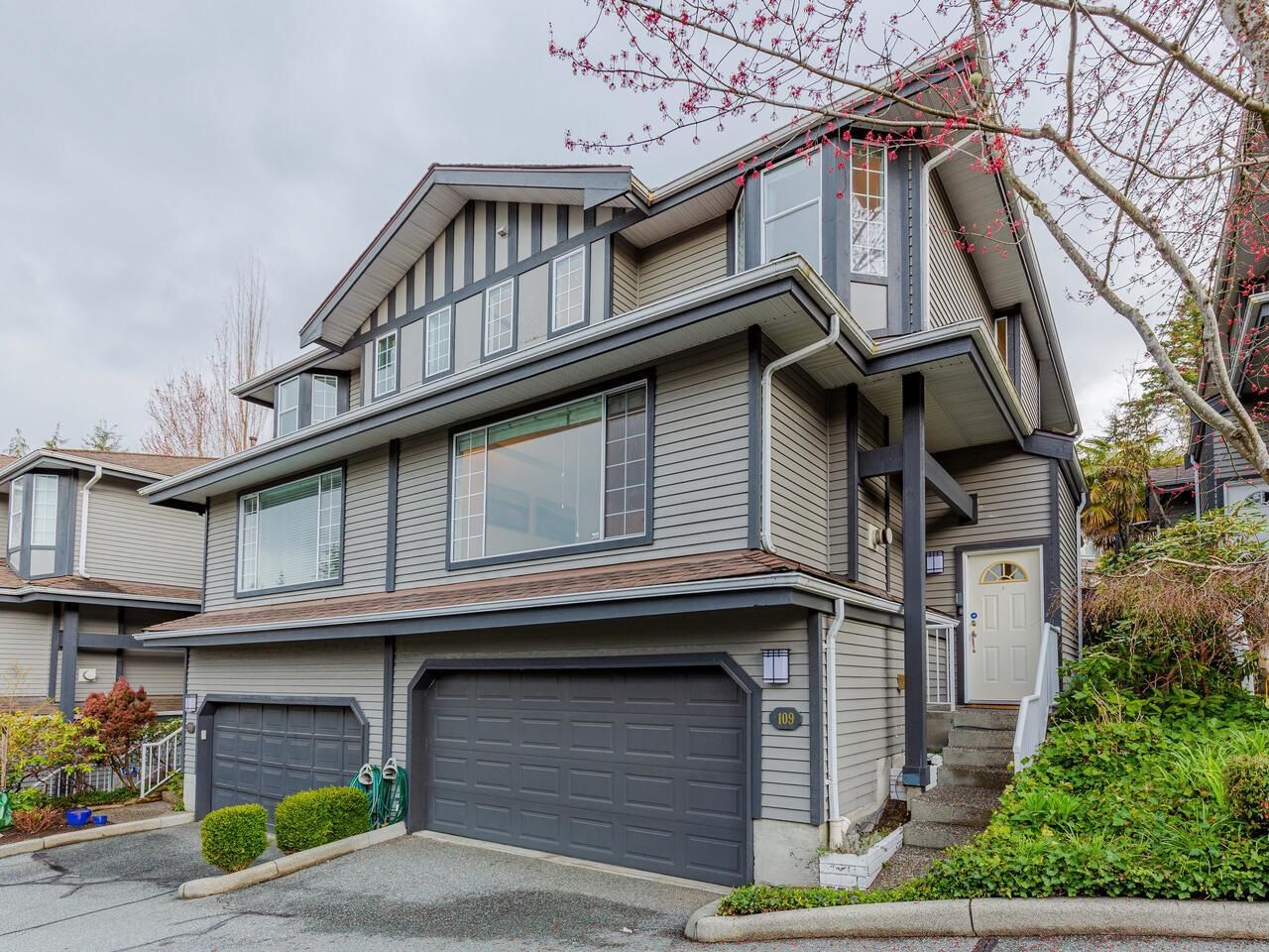 Main Photo: 109 2998 ROBSON Drive in Coquitlam: Westwood Plateau Townhouse for sale : MLS®# R2771688