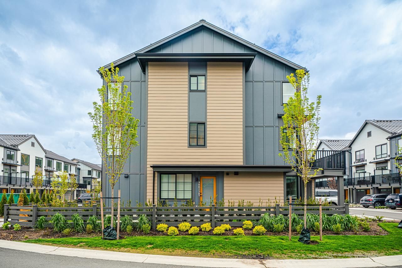 Main Photo: 38023 KEEL Way in Squamish: Valleycliffe Townhouse for sale in "Kelson @ See & Sky" : MLS®# R2776271