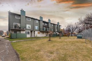 Photo 1: 33 2511 38 Street NE in Calgary: Rundle Row/Townhouse for sale : MLS®# A2008031