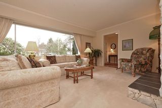 Photo 3: 914 RUNNYMEDE Avenue in Coquitlam: Coquitlam West House for sale in "COQUITLAM WEST" : MLS®# R2032376