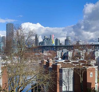 Photo 8: 303 1550 MARINER WALK in Vancouver: False Creek Condo for sale in "Mariner Point" (Vancouver West)  : MLS®# R2441807