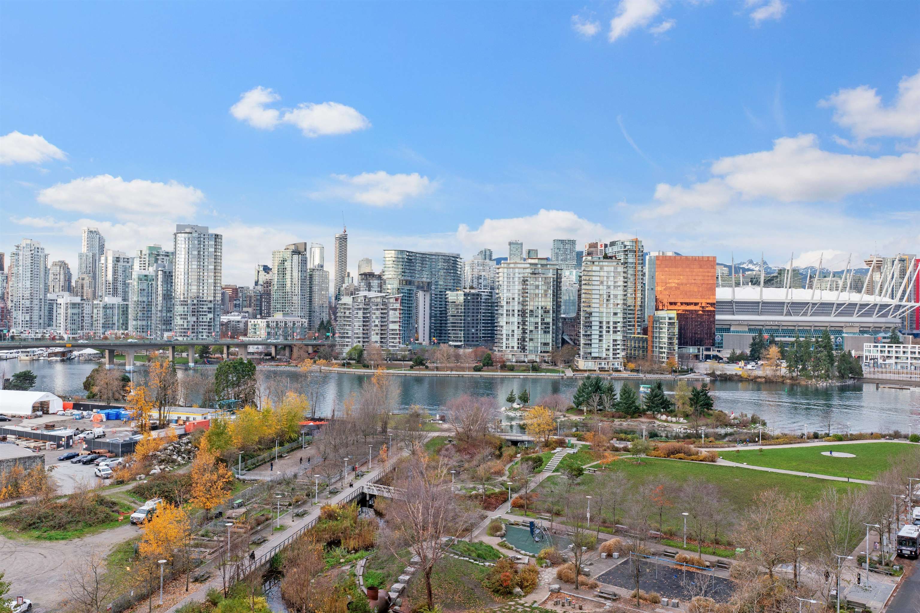 Main Photo: 1106 1708 COLUMBIA Street in Vancouver: False Creek Condo for sale in "Wall Centre False Creek" (Vancouver West)  : MLS®# R2835581