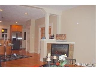 Photo 2: 154 Linden Ave in VICTORIA: Vi Fairfield West Half Duplex for sale (Victoria)  : MLS®# 433861