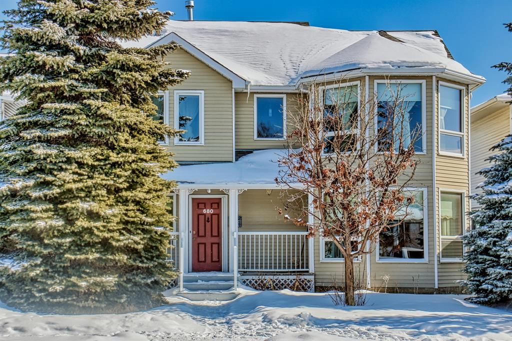 Main Photo: 680 Strathcona Drive SW in Calgary: Strathcona Park Detached for sale : MLS®# A2023051