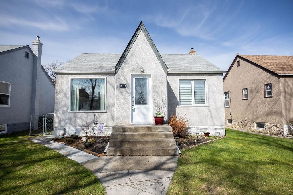 Main Photo: 219 St Anthony Avenue in Winnipeg: West Kildonan Residential for sale (4D)  : MLS®# 202009536