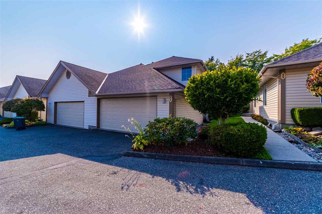 Main Photo: 44 6140 192 STREET in : Cloverdale BC Townhouse for sale : MLS®# R2494546