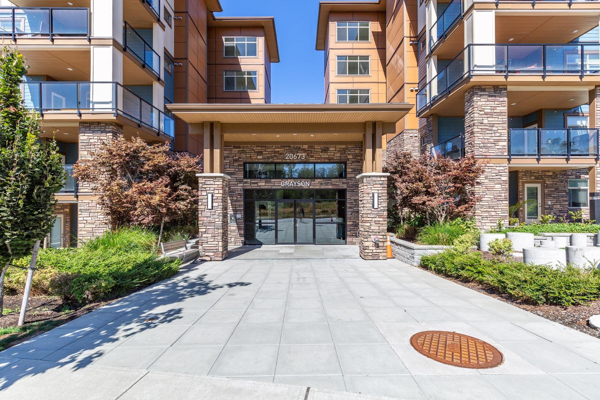 Main Photo: 320 20673 78 Avenue in Langley: Willoughby Heights Condo for sale : MLS®# R2739732