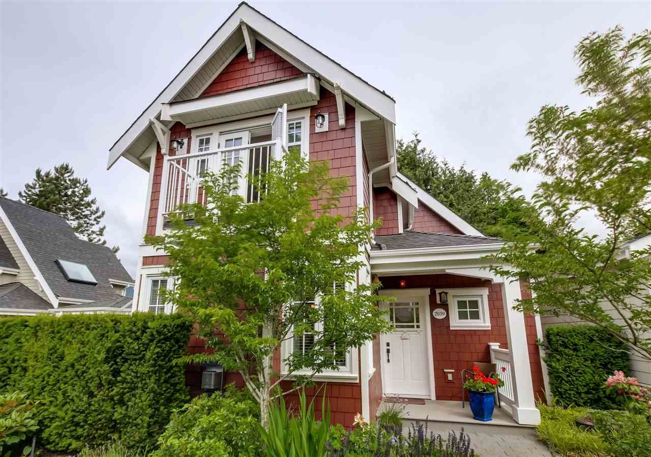 Main Photo: 2039 ESQUIMALT Avenue in West Vancouver: Ambleside Condo for sale in "Hollyburn Mews" : MLS®# R2072051