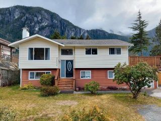 Photo 2: 38244 WESTWAY Avenue in Squamish: Valleycliffe House for sale : MLS®# R2665850